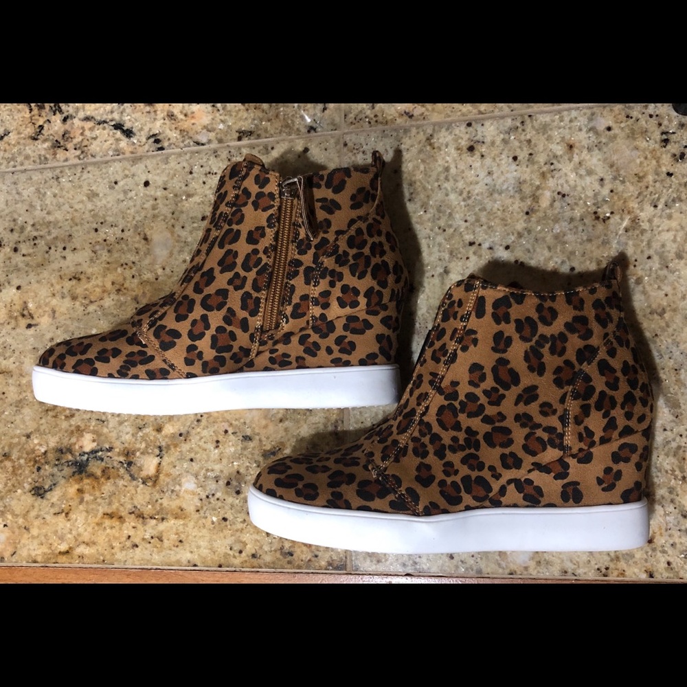 NEW- Leopard Wedge shoes Sz 8 - Picture 2 of 5